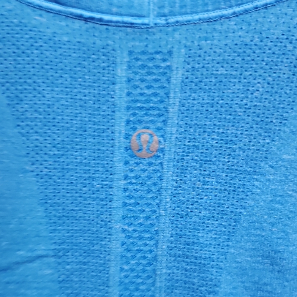 Lululemon Size 4 Sky Blue V-Neck Short Sleeve Tee - Picture 3 of 4